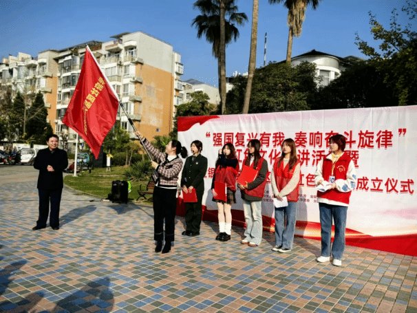 从主题党日师生党员走进瞿家湾红色基地